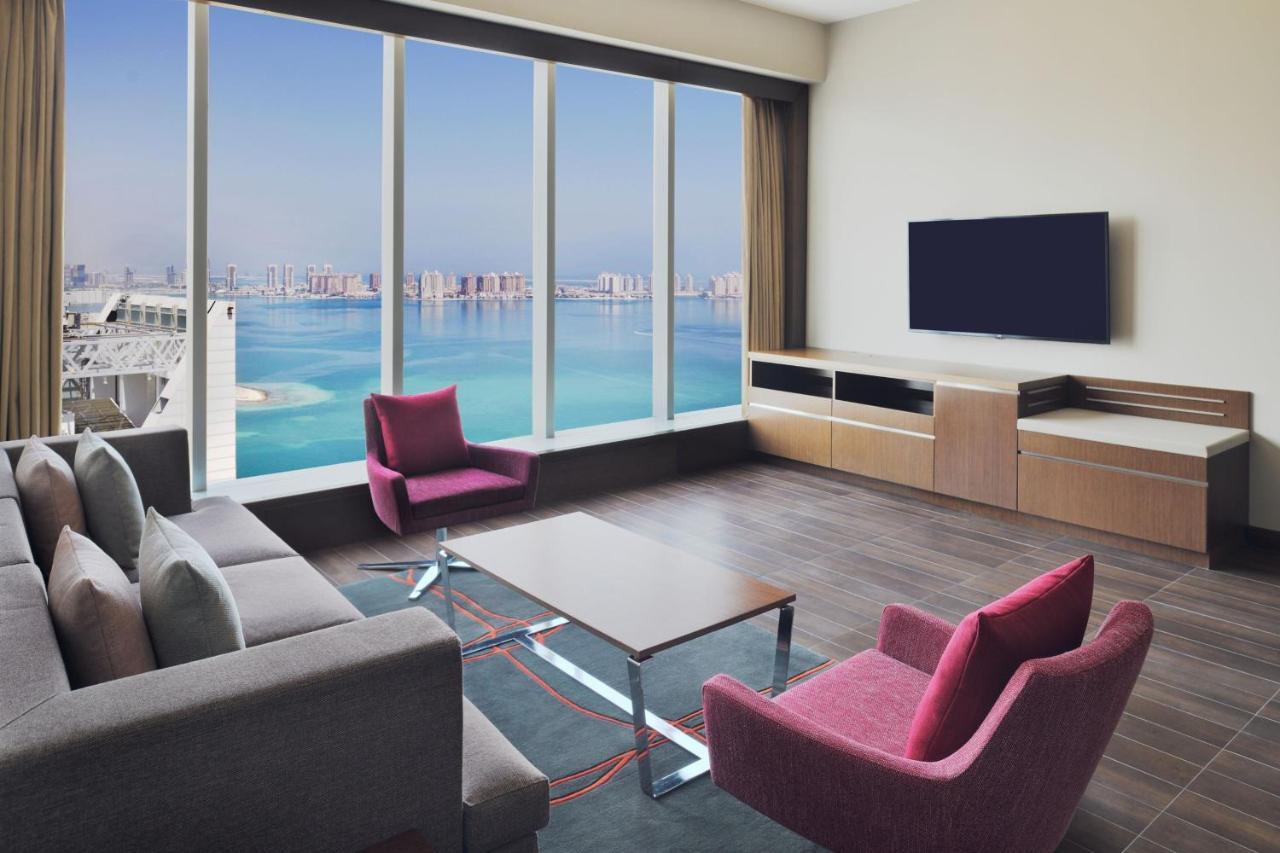 Delta Hotels By Marriott City Center Doha Eksteriør billede A living room in a typical apartment