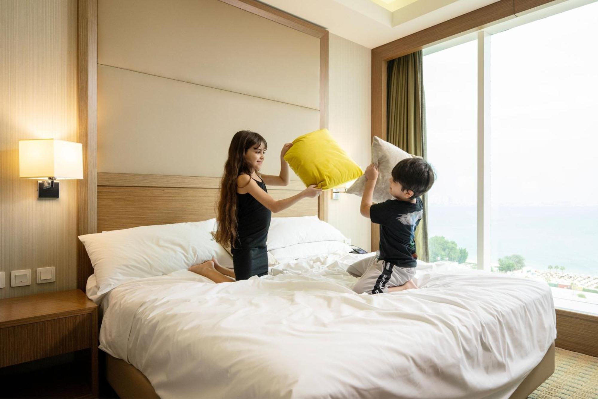 Delta Hotels By Marriott City Center Doha Eksteriør billede A pillow fight